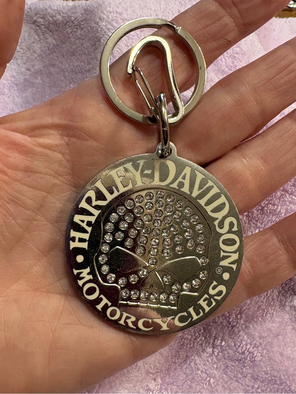 Authentic Harley-Davidson.
Willie G Crystal Skull Keychain
OR a Purse Charm.